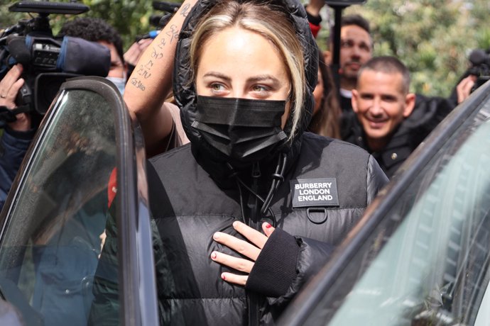 Rocío, abandonando el hospital