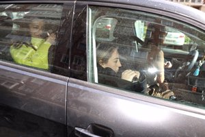 Olga y Rocío abandonando con gestos de dolor la clínica