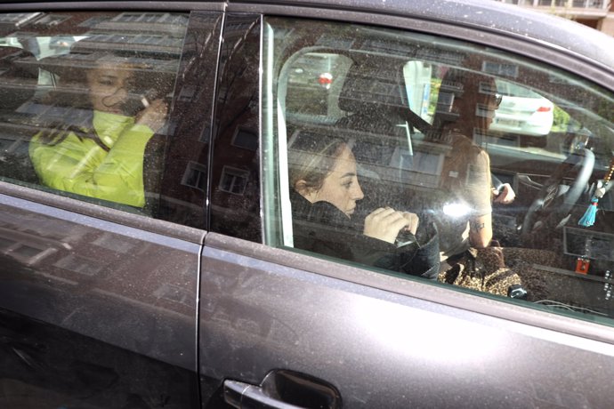 Ambas, con gesto de dolor en el coche