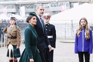 Doña Letizia, con un look elegante, discreto y muy british
