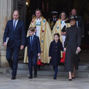 Los Duques de Cambridge, con sus hijos mayores. Kate Middleton, una vez más espectacular