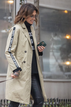 Nieves, con un look elegante para pasear a su mascota