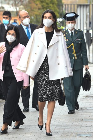 Doña Letizia ha rescatado el abrigo blanco que comparte con la pPrincesa Leonor