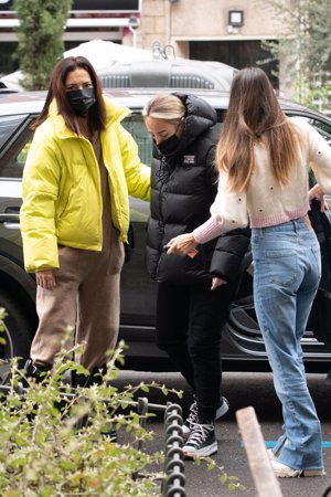 La influencer necesita ayuda para desplazarse