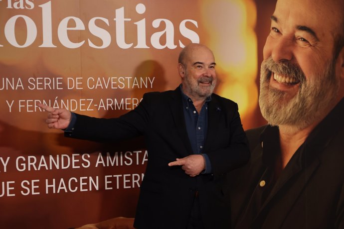 Resines, de lo más sonriente en la presentación de su nueva serie