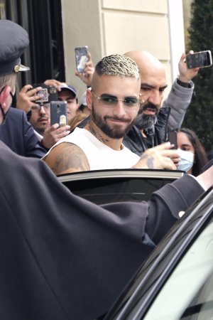 Maluma saludó sonriente a los fans que le jaleaban a las puertas del hotel