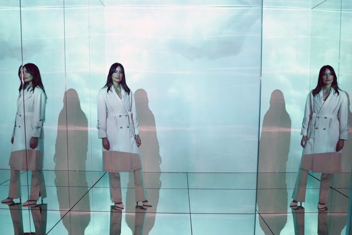 Rachel Valdés, posa con su obra inmersiva para Stradivarius