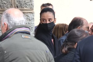 Victoria, muy afectada durante el entierro