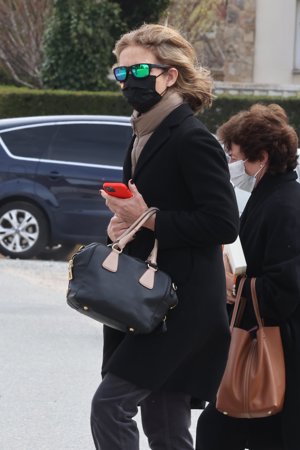 Doña Elena, muy dolida durante el entierro