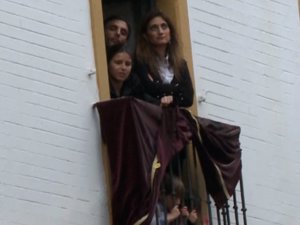 Tana y su novio, Manuel Vega, viendo juntos las procesiones