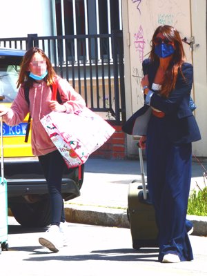 Sonia Ferrer ha acudido con su hija Laura a una de las pruebas  de su vestido  de novia