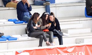 La influencer, muy pendiente de su móvil durante el partido de su novio