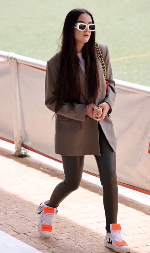 Julia, con un look casual a la par que chic para ver el fútbol