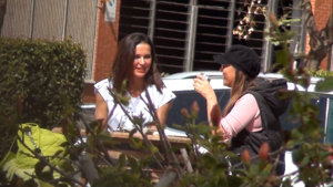 Olga Moreno, en una terraza con una amiga