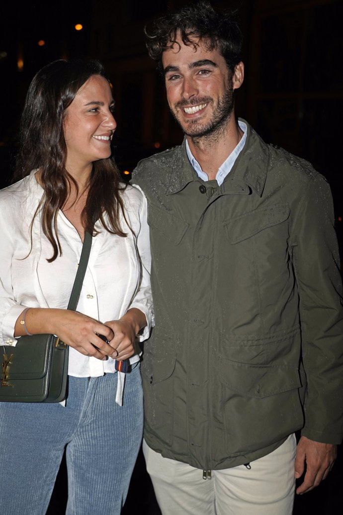 Marta, mirando con ternura a su novio