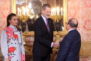 Doña Letizia rescata su vestido de flores bordadas para un almuerzo muy especial