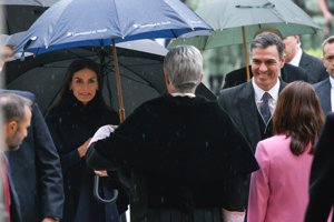 Doña Letizia ha llegado a la entrega del Premio Cervantes protegiéndose de la lluvia bajo un paraguas