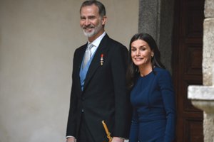 Simpática imagen de los Reyes sonriendo a la prensa