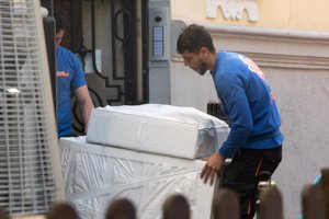 Varios operarios se encargaron de sacar todas las pertenencias de Almudena del piso en Madrid en el que ha vivido desde su separación