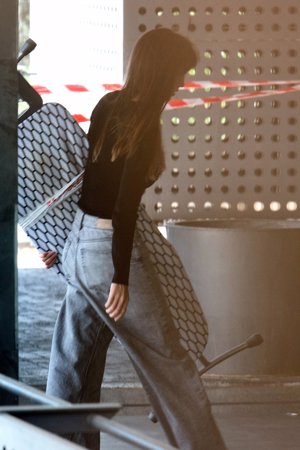 La exgimnasta cargó con su tabla de la plancha