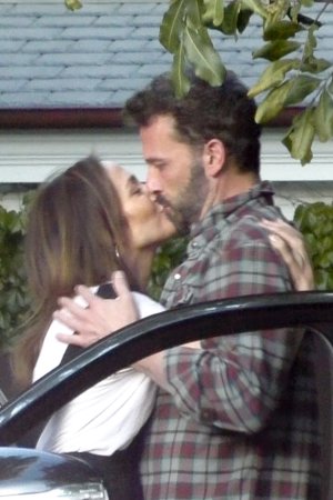 Jennifer Lopez y Ben Affleck... ¡se comen a besos en plena calle!