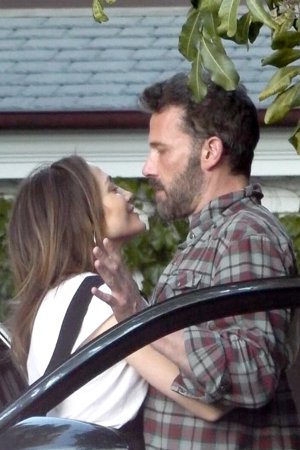 Jennifer Lopez y Ben Affleck... ¡se comen a besos en plena calle!
