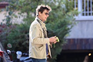 Luis ha paseado a su perro antes de ir a los juzgados