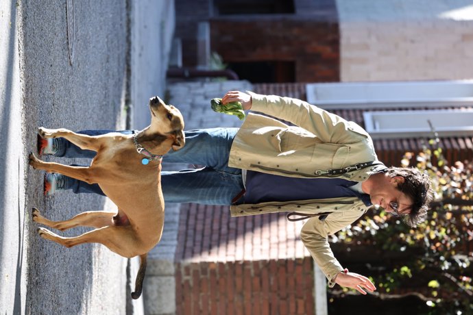 Luis Medina, con su perro