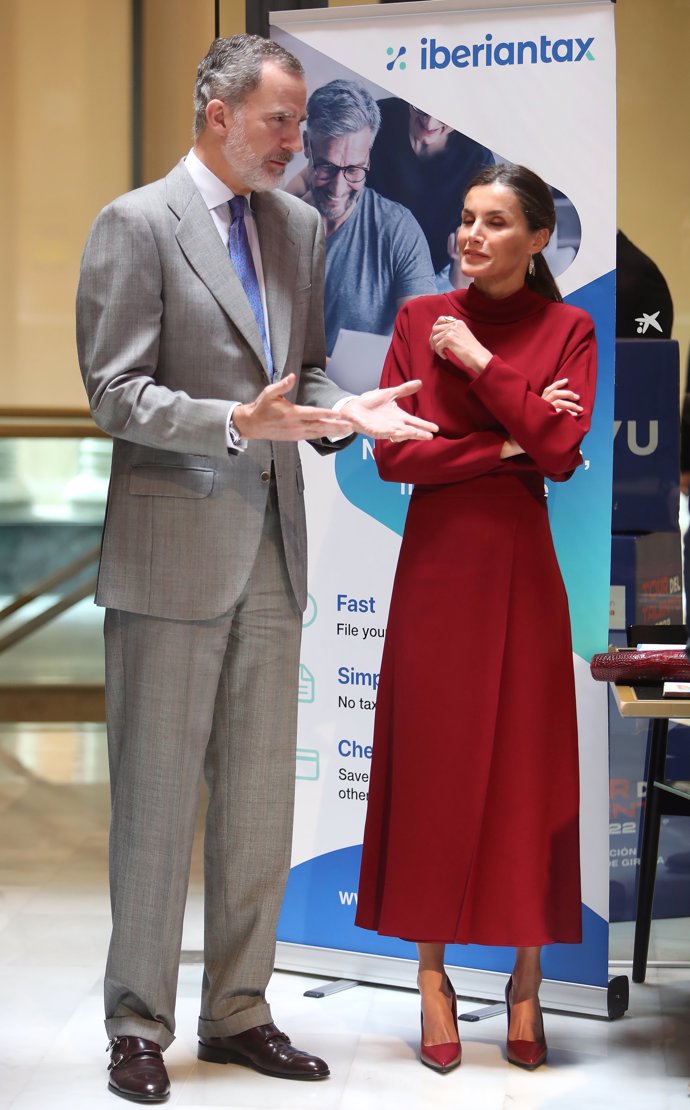 La Reina Letizia escucha atentamente a su marido