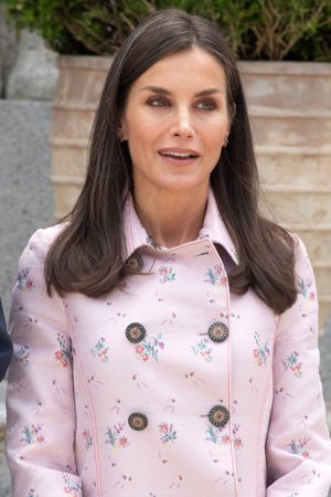 La Reina, radiante con un abrigo tan juvenil como elegante