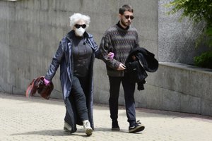 La actriz Magüi Mira, a su llegada al tanatorio