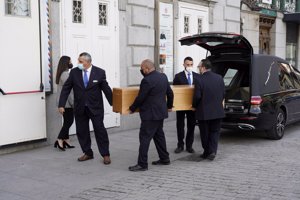 El féretro con los restos mortales de Juan Diego llegando al Teatro Español
