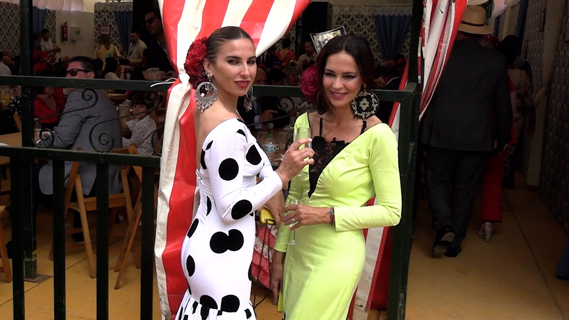Olga Moreno, con su hermana Rosa en la Feria de Abril