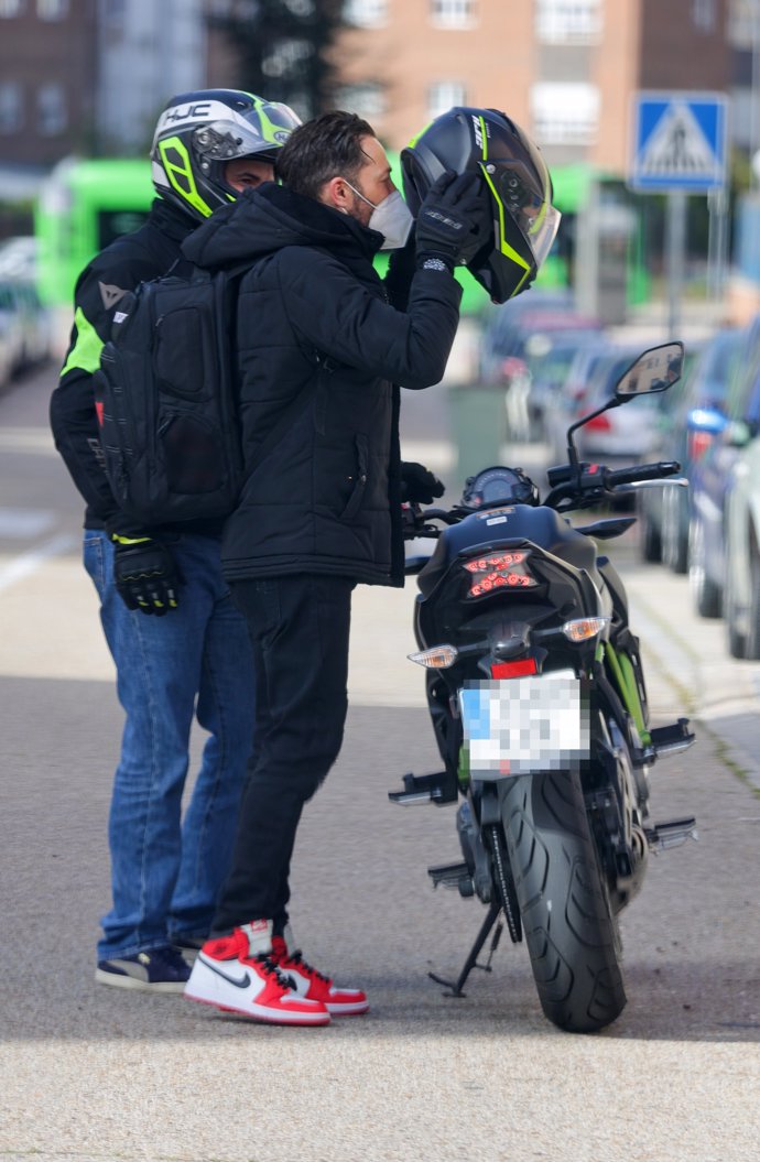 Antonio David Flores se desplaza ahora en moto