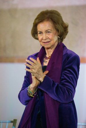 La Reina ha sorprendido con un total look morado de lo más favorecedor