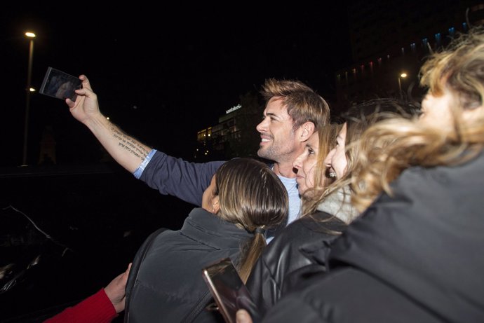 El actor, encantador con sus fans