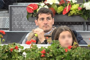 Iker Casillas, muy atento al partido