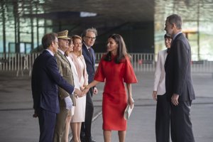 La Reina ha actualizado su vestido con complementos en color blanco