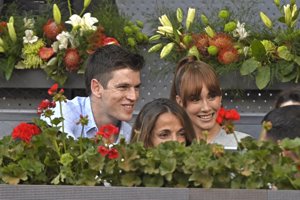 Aitana y Miguel Bernardeau se han dejado ver de lo más cariñosos en la Caja Mágica