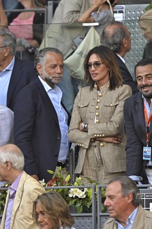 La presentadora y su pareja derrocharon complicidad y romanticismo en las gradas de la Caja Mágica