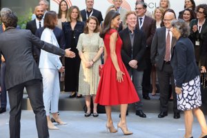 La monarca ha enamorado con un look rojo tan elegante como versátil