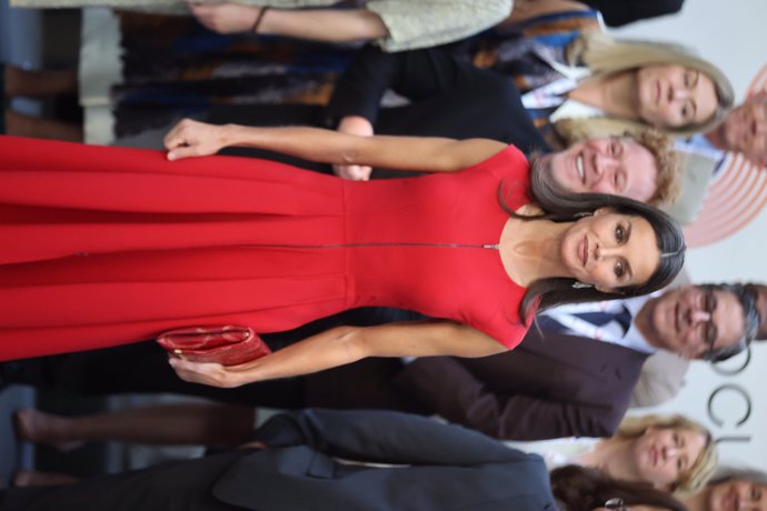 Doña Letizia, todo al rojo con un favorecedor diseño de Carolina Herrera