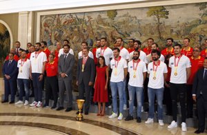 La Reina, el día que estrenó su diseño rojo para recibir a la Selección de Baloncesto tras ganar el Mundial