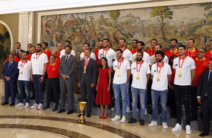 La Reina, el día que estrenó su vestido para recibir a la selección de Baloncesto tras hacerse con el Mundial en Pekín