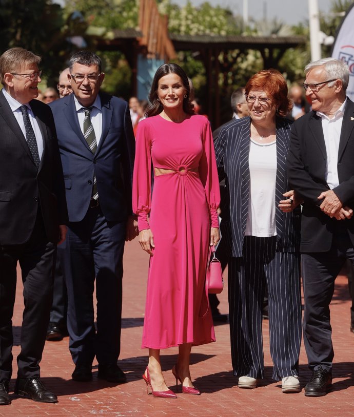Doña Letizia, con un atrevido estreno en color rosa 