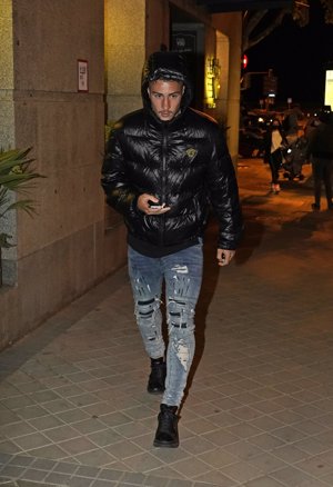 Tommy Rossi, saliendo del hotel en el que cenó con Jesulín