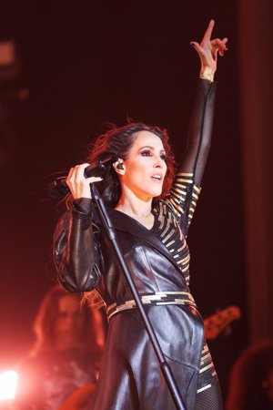 La cantante lució un sexy look negro con toques dorados