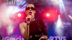 La cantante ha lucido gafas de sol para ocultar sus ojos tras horas de muchas lágrimas y emoción