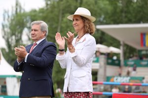 Doña Elena, aplaudiendo a los vencedores