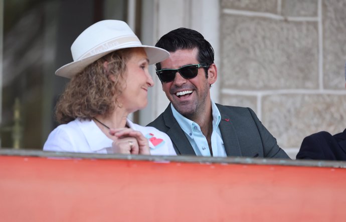 Doña Elena, charlando con MIguel Ángel MUñoz